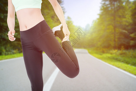 大步跑步冲刺的健身女性户外健身设计图片