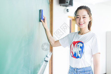 站在黑板前的女同学高清图片