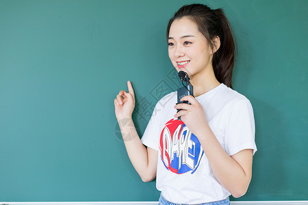 校园学生同学站在讲台黑板前背景图片