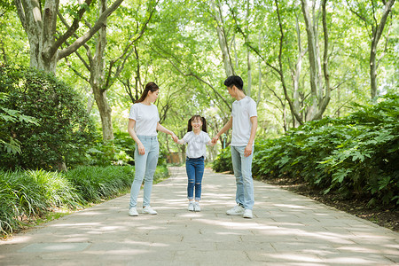 一家人公园里牵手散步图片