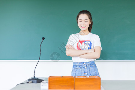 演讲的学生校园学生同学站在讲台黑板前背景