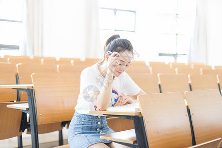 女学生教室看书图片