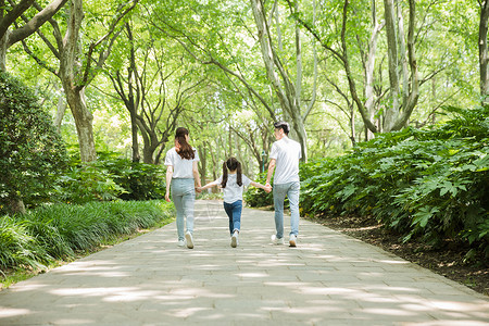一家人公园牵手散步图片