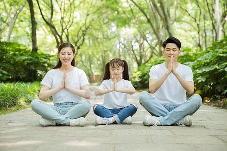 一家人坐地上合掌高清图片