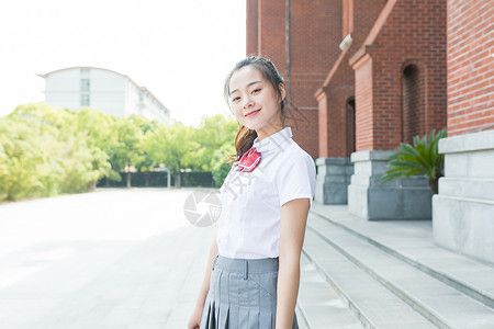 大学校园里微笑的女生高清图片