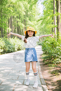 儿童节帽子公园里可爱的女孩背景