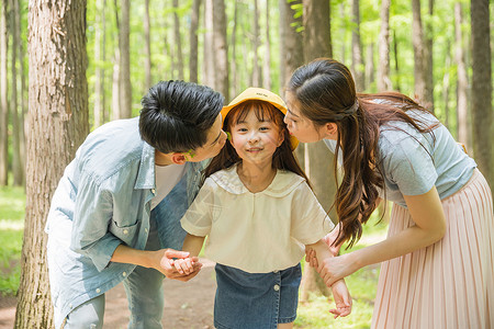 公园森林里父母亲吻孩子图片