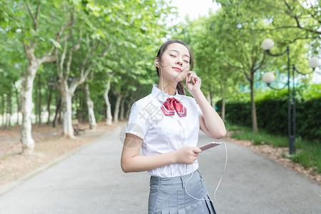 穿校服的女同学学校里听歌的女同学背景