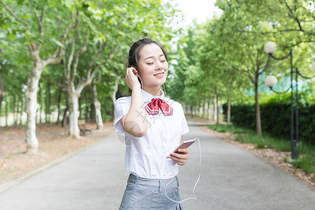 穿校服的女同学学校里听歌的女同学背景