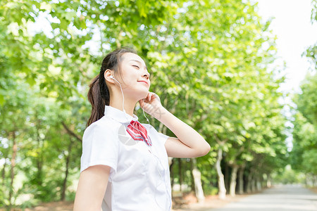 拿手机听歌学校里听歌的女同学背景