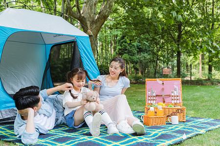 一家人野营休息图片
