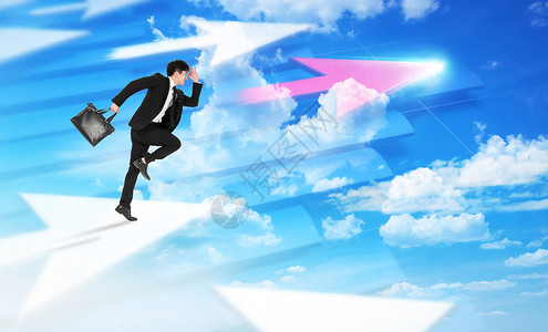 站在天空中的人踏在领先箭头上的商务人设计图片