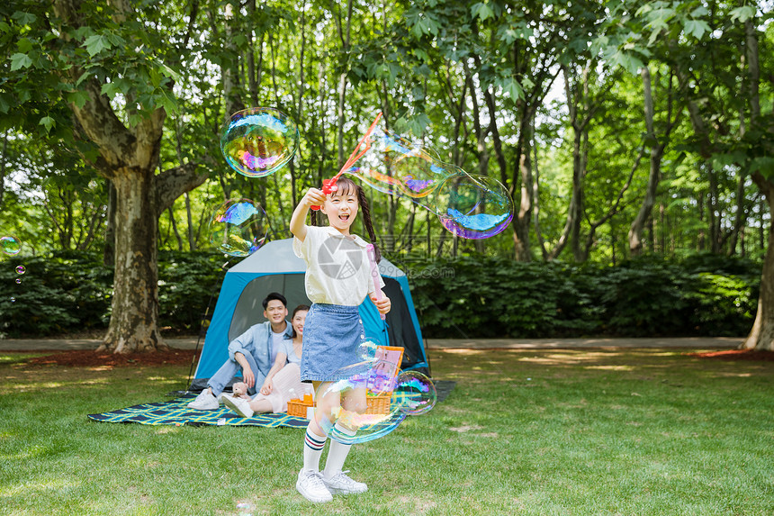 一家人野营孩子玩吹泡泡图片