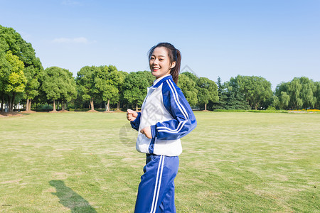 青春女学生草坪写真图片