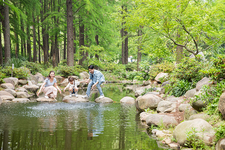 孩子玩水一家人公园玩水背景