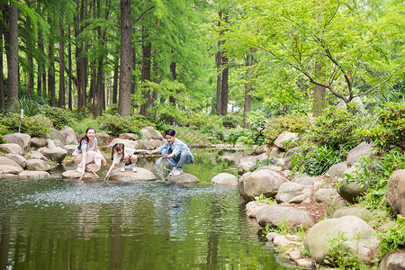 小河公园一家人公园玩水背景