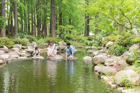 一家人公园玩水高清图片