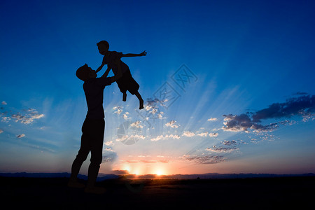 婴儿爬背影父亲节设计图片