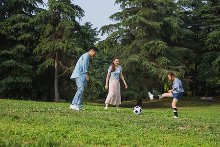 世界杯父亲节一家人草地上踢足球背景