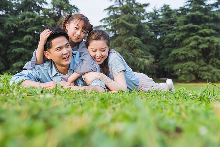 孩子休息一家人在草地上休息背景