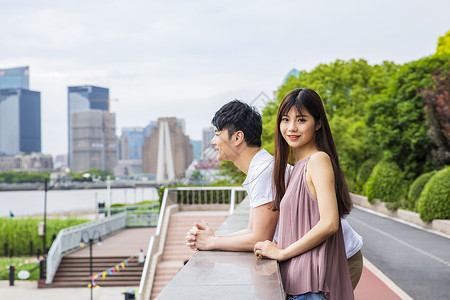 情侣闲聊散步背景图片