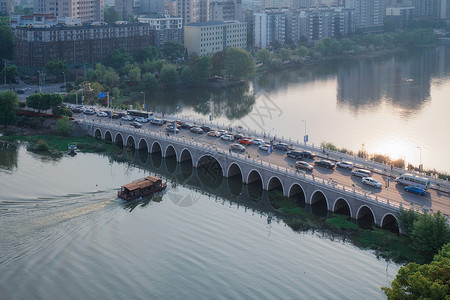 武汉徐东东湖上穿过桥梁的小船背景