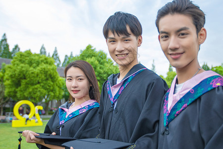 拿学士帽的毕业生图片