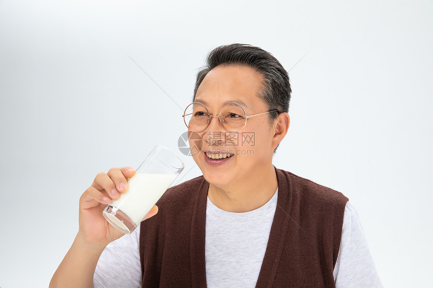 老年人喝牛奶图片