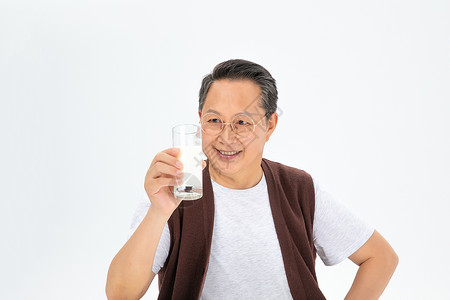 老年人喝牛奶背景图片