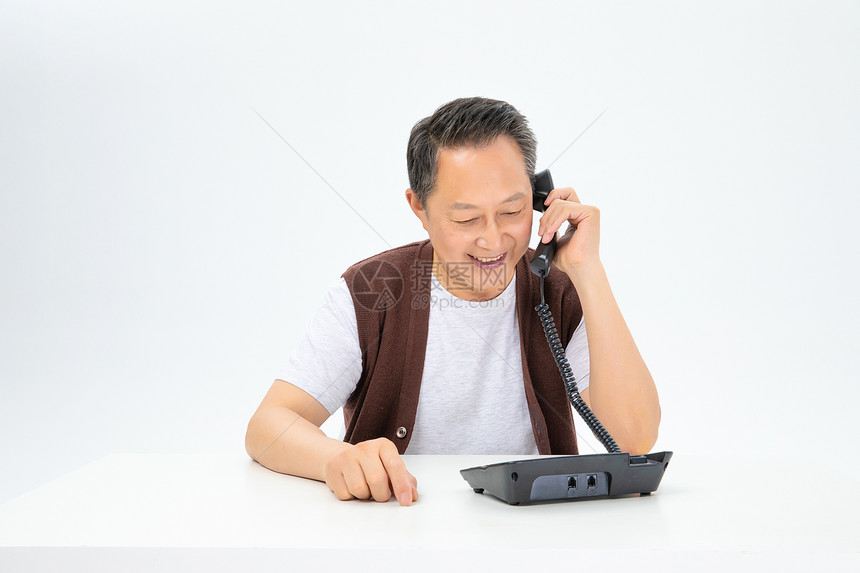 开心打电话的老年人图片