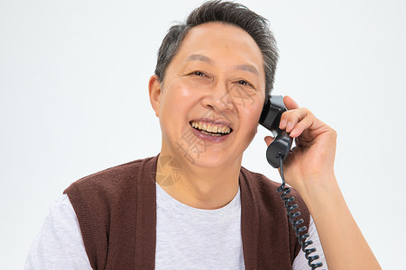 开心打电话的老年人背景图片