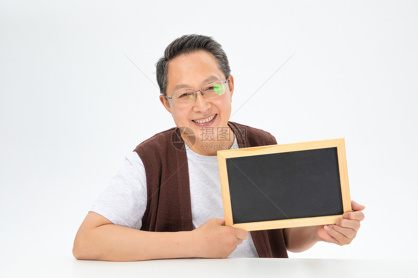 手拿黑板的老年人图片