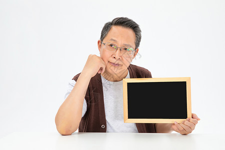 手拿黑板的老年人图片