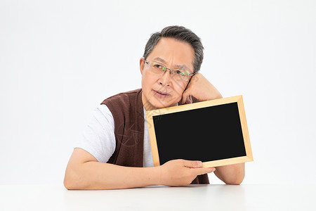 手拿黑板的老年人背景图片