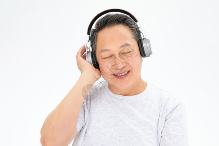 戴耳机的老年人图片