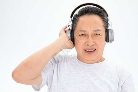 戴耳机的老年人背景图片