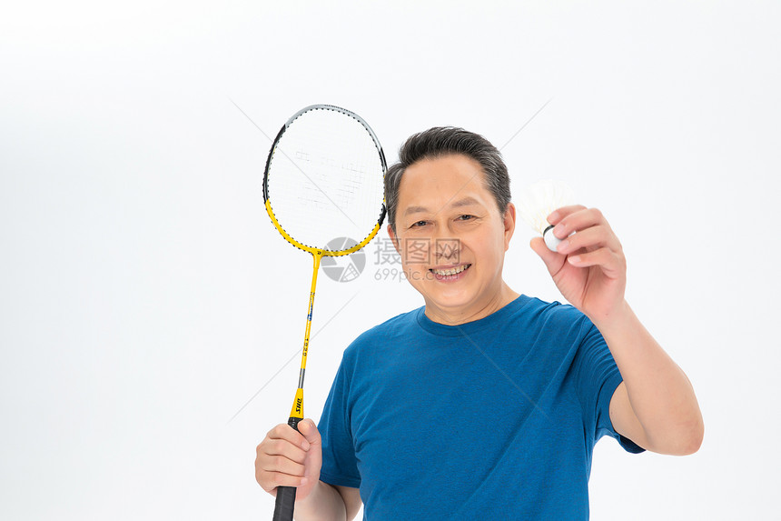 打羽毛球的老年人图片