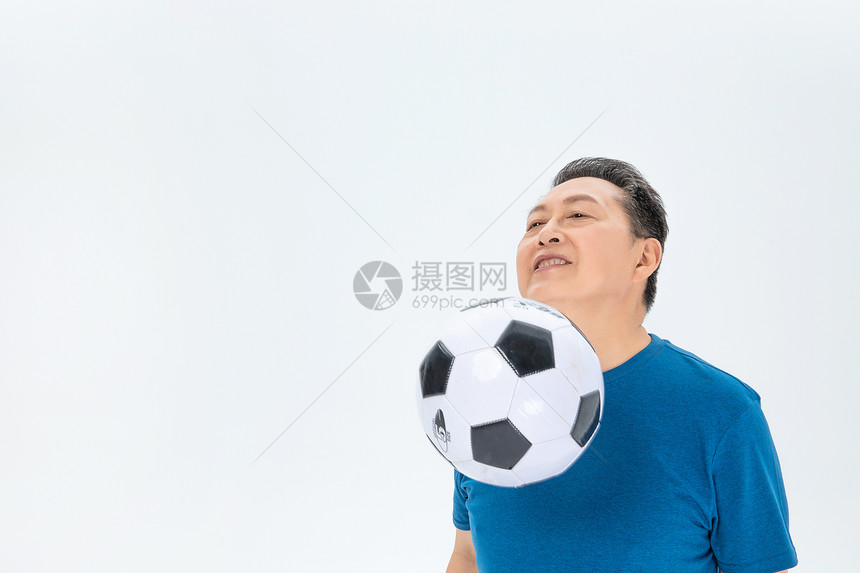 踢足球的老年人图片