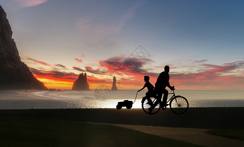 骑车旅游男人夕阳下骑车父子剪影设计图片