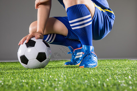 足球宣传素材足球运动员世界杯脚步特写足球场地背景