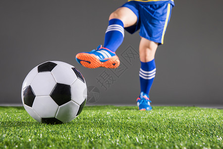 四分之一决赛世界杯足球运动员踢球动作草地背景