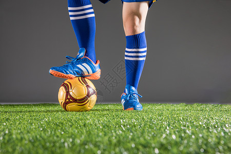 足球脚足球运动员世界杯脚步特写足球场地背景