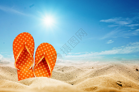 一双漂亮凉鞋夏天沙滩拖鞋蓝天烈日背景设计图片