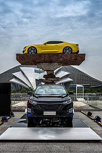 博斯科展览中心广场上展示的车辆背景