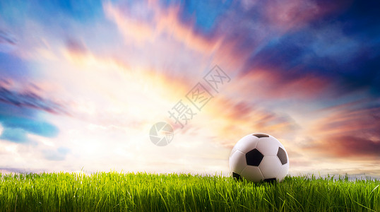 创意草地上的足球背景图片