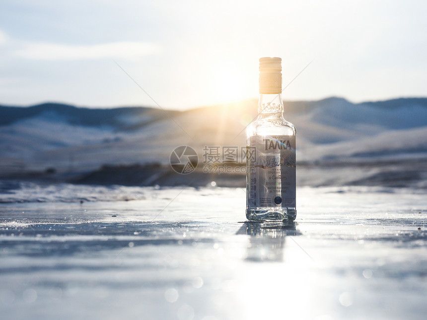 贝加尔湖冰上的伏特加图片