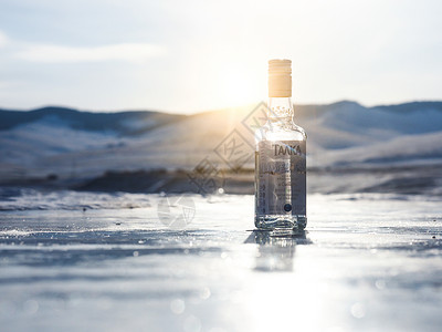 贝加尔湖冰上的伏特加背景图片