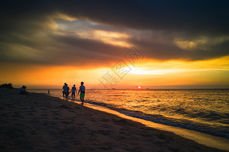 夏天悬崖海南日落黄昏海滩美景背景