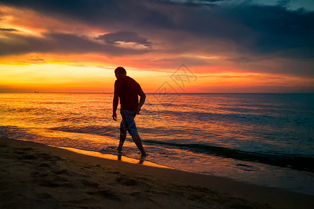 看海的人大海边行走的人剪影背景