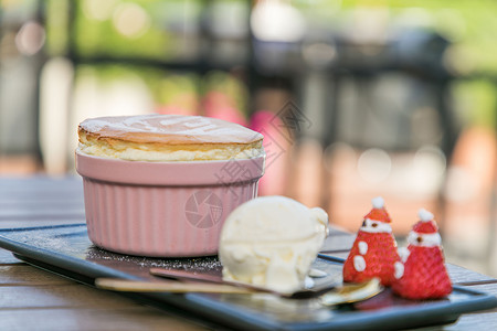 草莓杯子冰激凌阳光下午茶法式烤布雷背景
